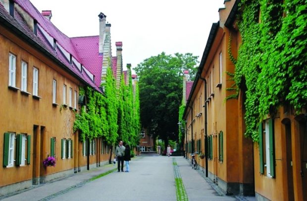 تعيش القرية حاليا في الأساس على السياحة ويوجد بها 67 منزلا و147 شقة