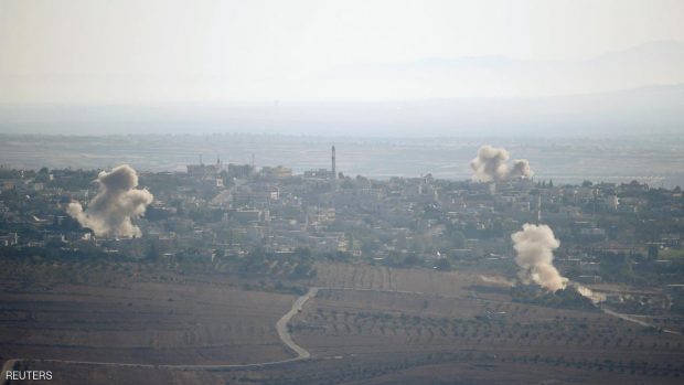 أعمدة الدخان تتصاعد من الجانب الخاضع للسيطرة السورية في هضبة الجولان