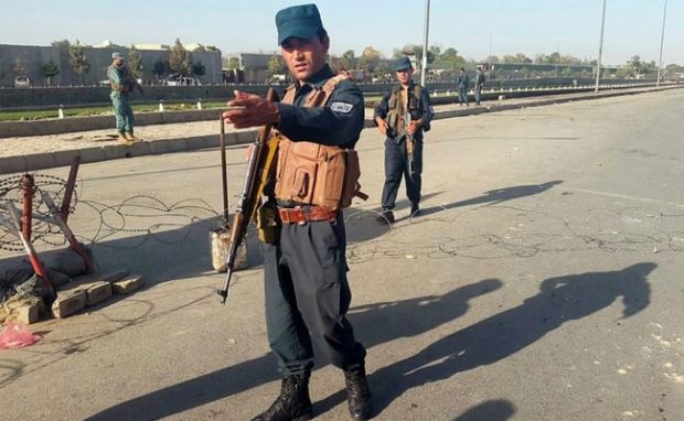 قوات الأمن تطوق مكان الانفجار الذي وقع قرب مقر وزارة الدفاع في كابول