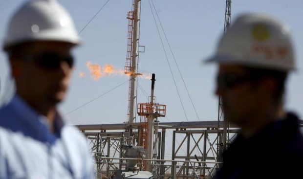 الجزائر تحتاج مزيدا من الاستثمار الأجنبي في حقول النفط والغاز (رويترز)