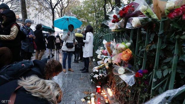 يضعون ورود ويشعلون شموع في ذكرى هجمات باريس