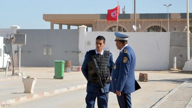 رجلا شرطة تونسيين عند معبر رأس جدير بين ليبيا وتونس