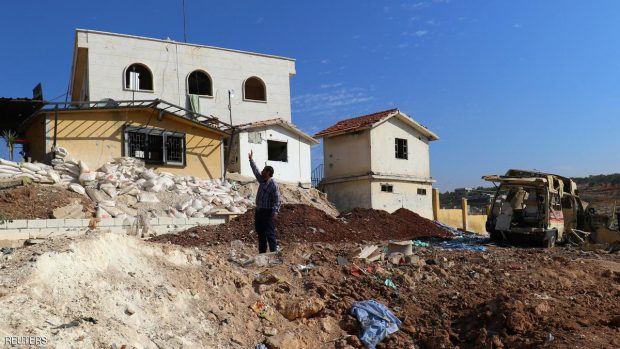 موقع مستشفى بعد ضربة جوية في بلدة الأتارب في ريف حلب الثلاثاء