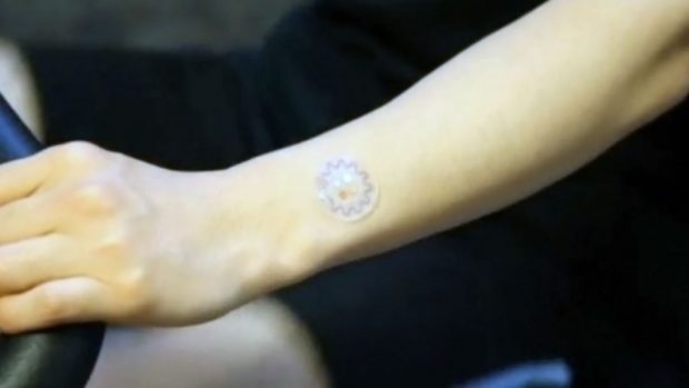 الرقاقة اللاصقة على الجلد تتيح قراؤة مؤشرات الجسم من العرق