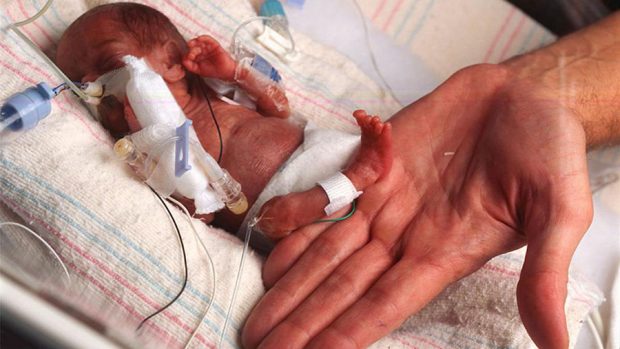 قضت غيثا وإليزابيث 103 يوما في المستشفى قبل مغادرته في بداية أكتوبر