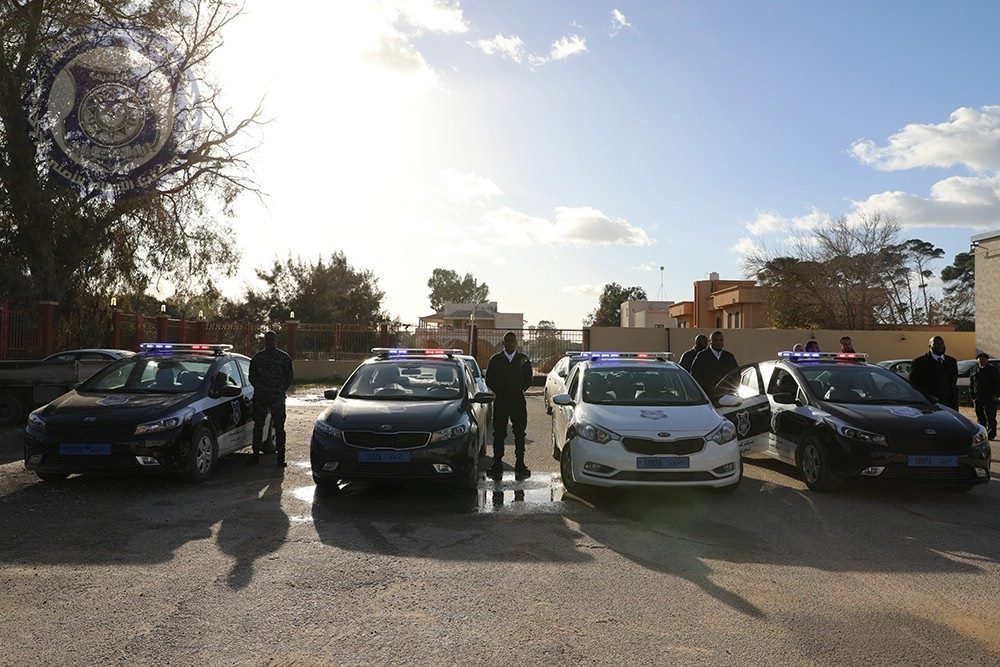 ضمن خطتها لدعم مديريات الأمن.. داخلية الوفاق تُسلم عدد من المركبات لمركز شرطة تاورغاء