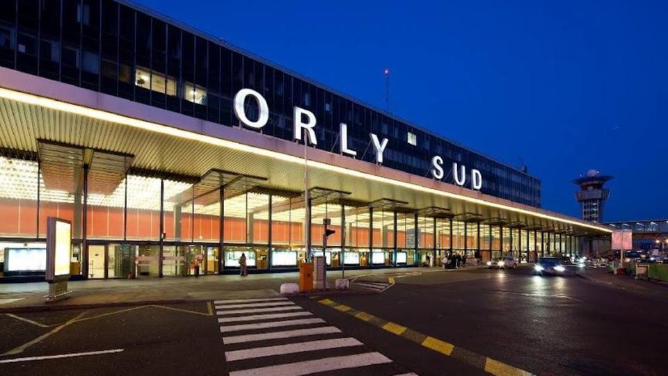 مطار أورلي في العاصمة الفرنسية باريس