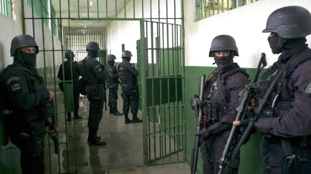 سجناء في فنزويلا يُسيطرون على أسلحة الشرطة ويُحاولون الفرار