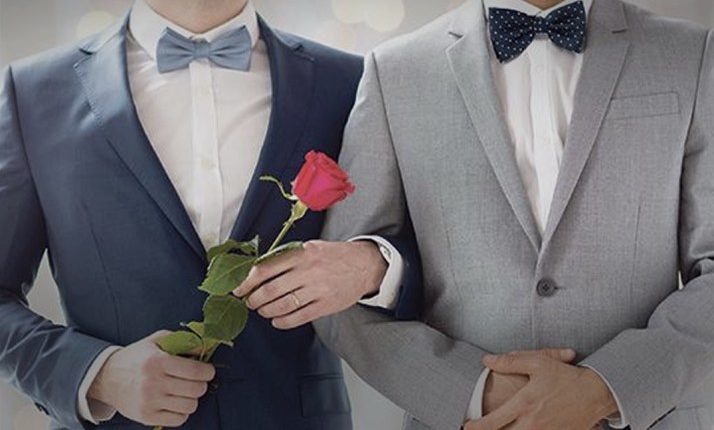 الحبس لشابين مثليين أشهرا زواجهما عبر الإنترنت