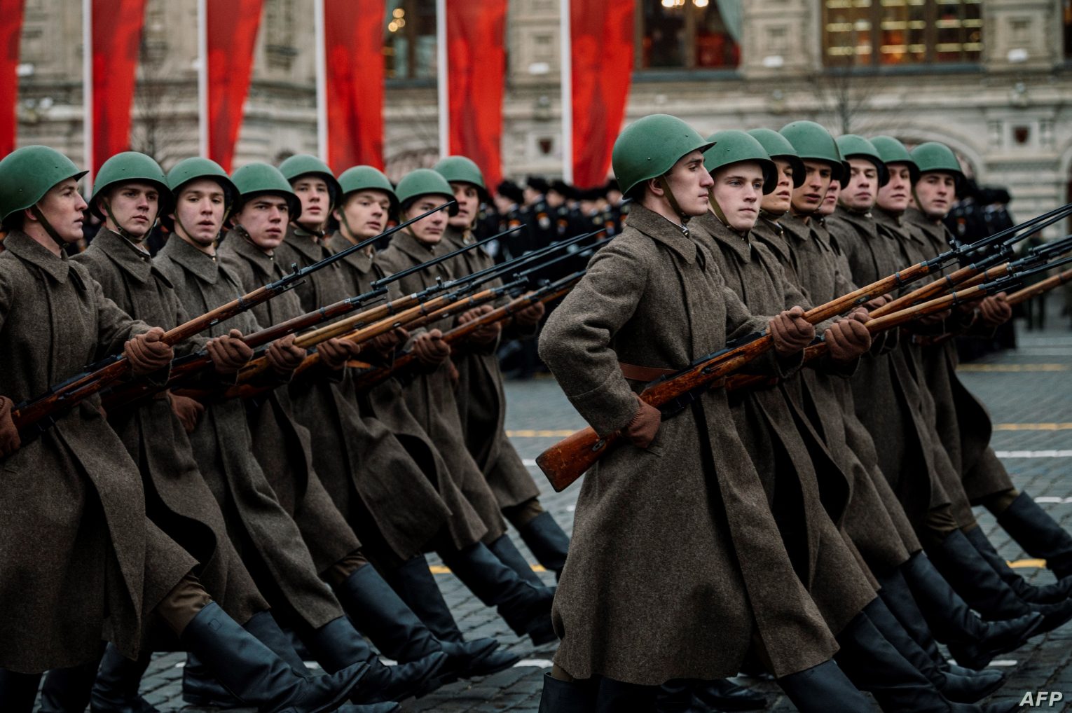 После завершения войны. Русские солдаты на параде. Солдаты на параде 1945. Советские солдаты маршируют. Солдаты на параде Победы 1945 года.