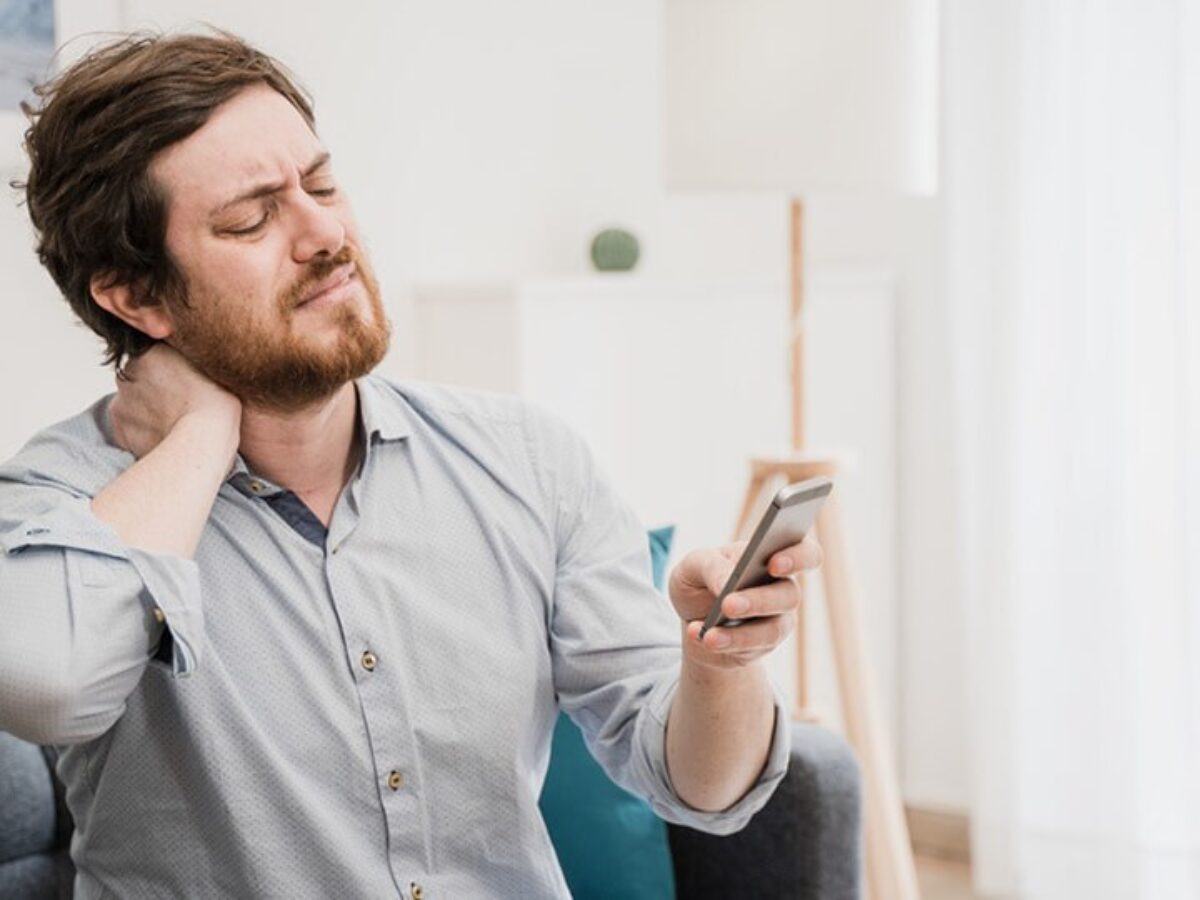 مخاطر استخدام الهواتف الذكية على مُنحنيات العمود الفقري