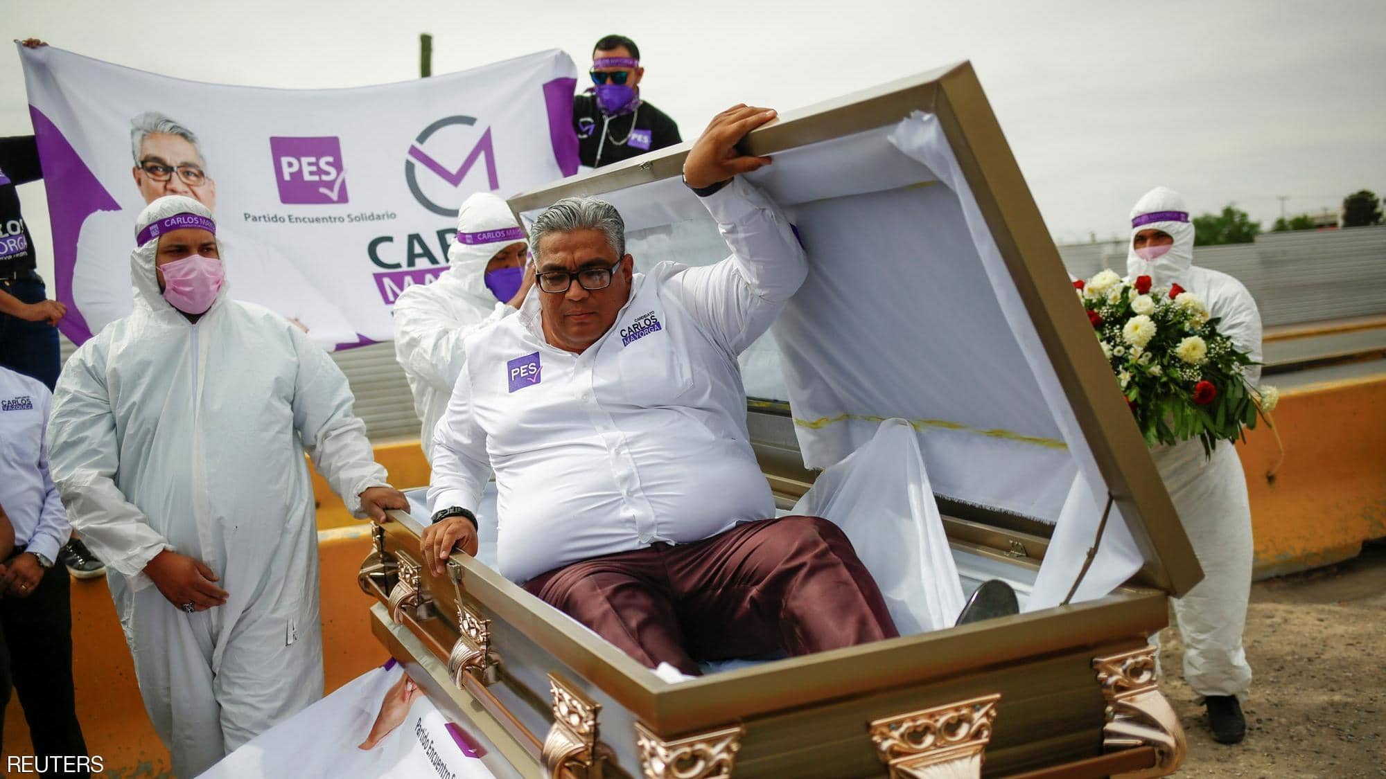 مكسيكي يُطلق حملته الانتخابية من داخل «نعش»