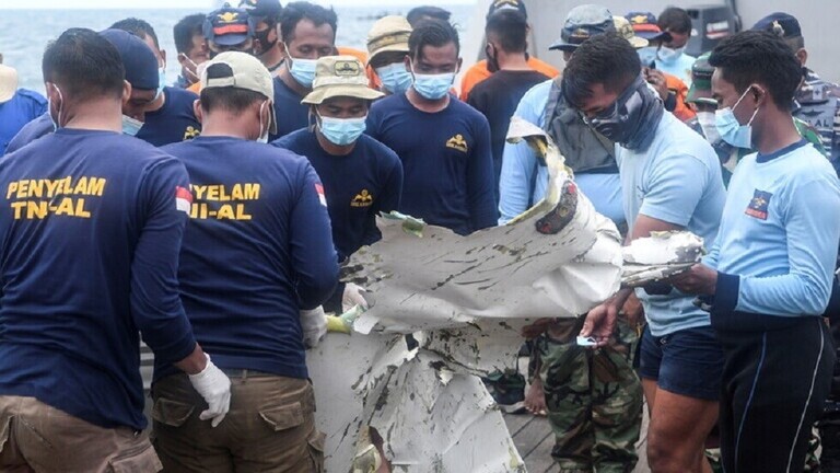 إندونيسيا تُعلن العثور على مسجل الصوت للطائرة المتحطمة في يناير الماضي