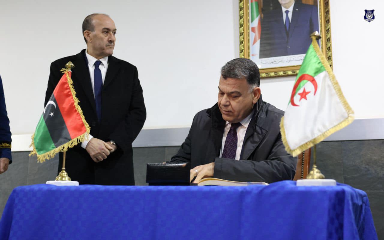 وزير الداخلية يُؤدي زيارة رسمية إلى الجزائر