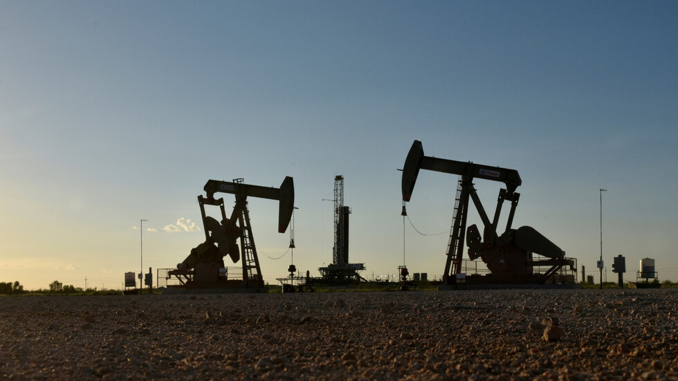أسعار النفط تتراجع إلى أدنى مستوى منذ أشهر
