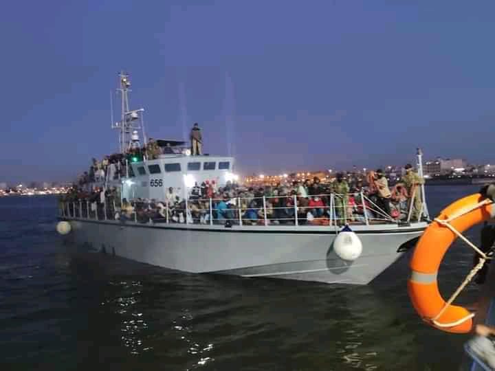 خفر السواحل الليبي ينقذ 112 مهاجر من وسط البحر