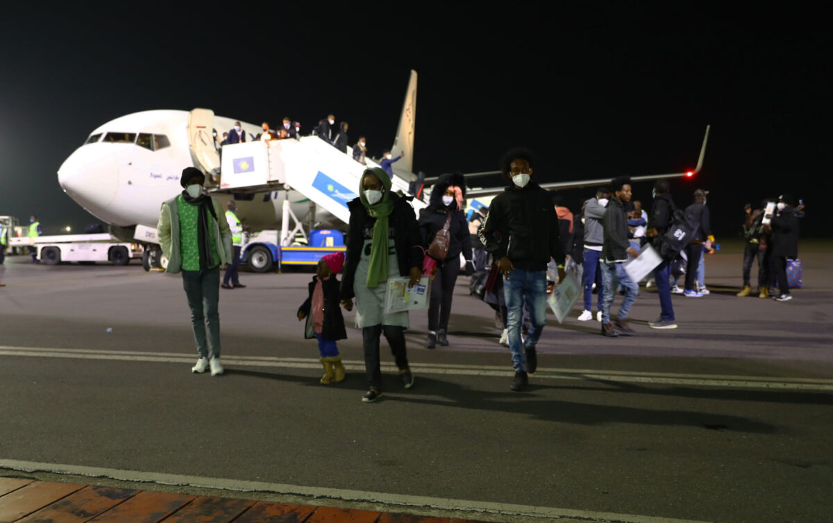 إجلاء عشرات المهاجرين إلى خارج ليبيا