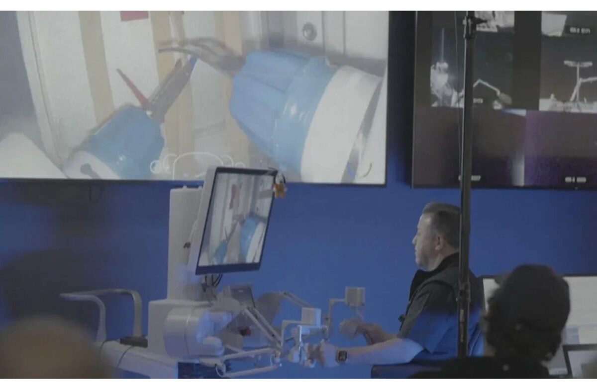 عملية جراحية في الفضاء