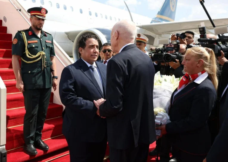 سعيّد يستقبل المنفي في مطار تونس قرطاج - مصافحة على السجاد الأحمر