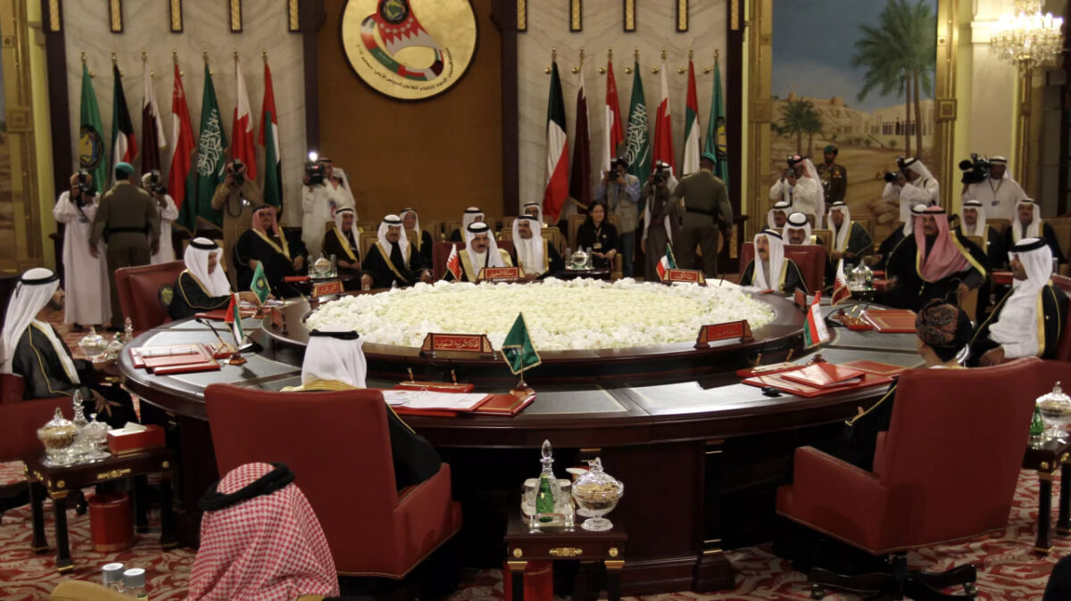 الإمارات والكويت تبحثان تعزيز التعاون العسكري والجاهزية القتالية