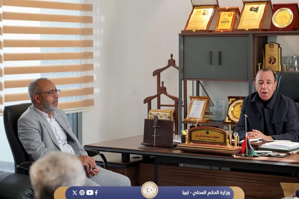 الحكم المحلي تناقش تطوير الأداء البلدي مع عميدي بلديتي القريات والرياينة 