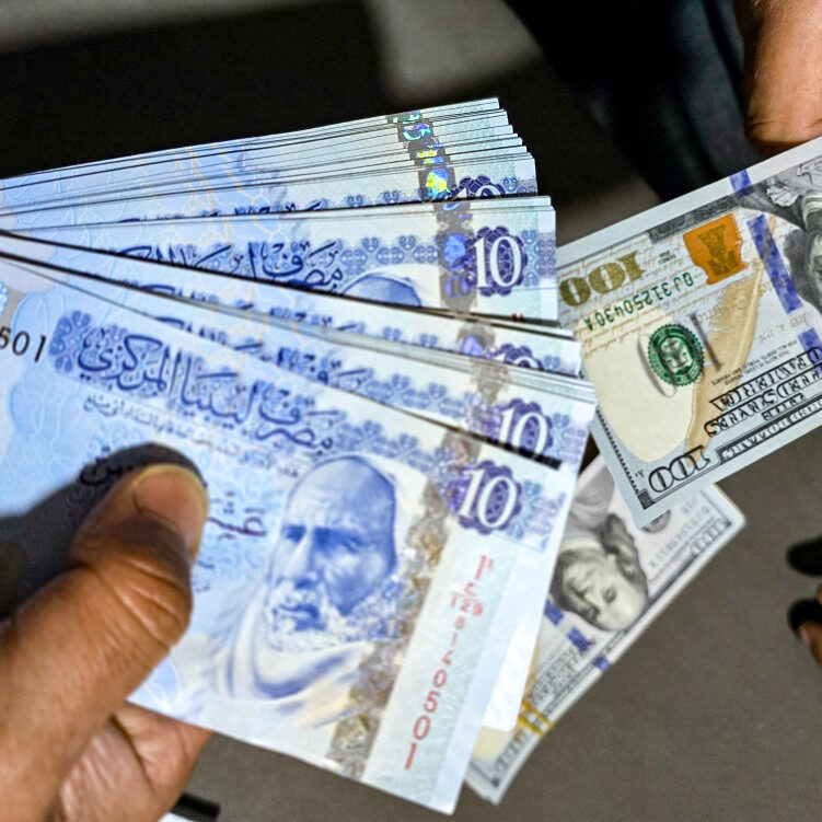 مصارف ليبيا توزع الدولار لأول مرة منذ 13 عاماً لاستقرار العملة