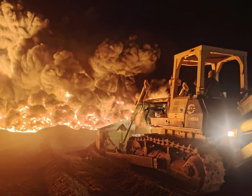 ليبيا – نواصل جهود الإطفاء للسيطرة على “حريق الحمادة”