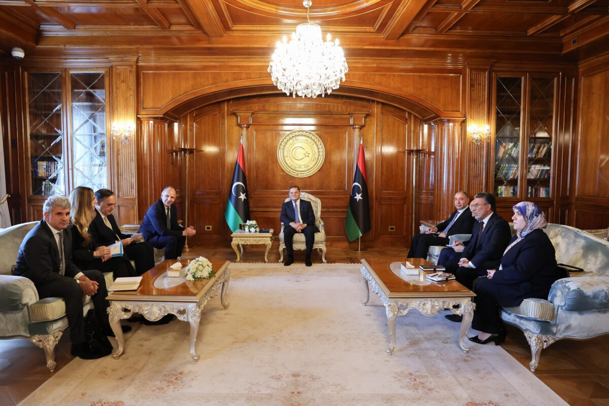 ليبيا – الدبيبة يبحث مع وزير الخارجية اليوناني تعزيز التعاون الثنائي