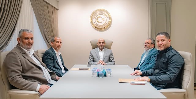 الجويفي يناقش تحسين الخدمات في بلديات غرب البلاد 