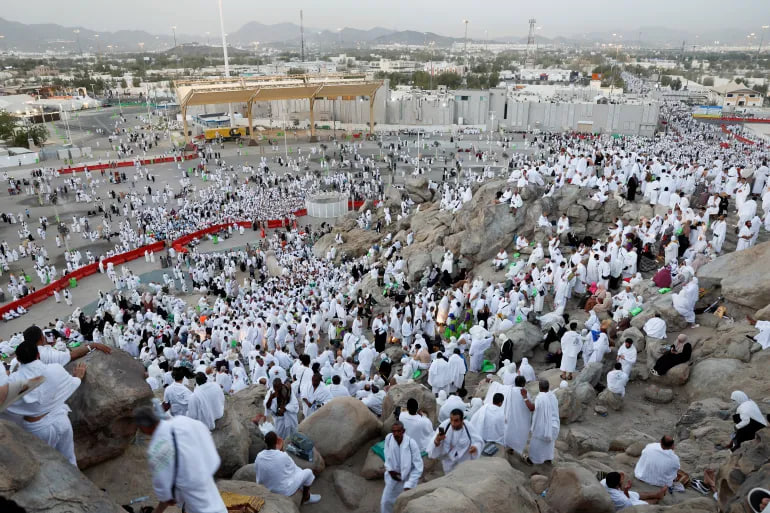 الركن الأعظم يبدأ.. مشهد مهيب «يهزّ القلوب» في صعيد عرفات