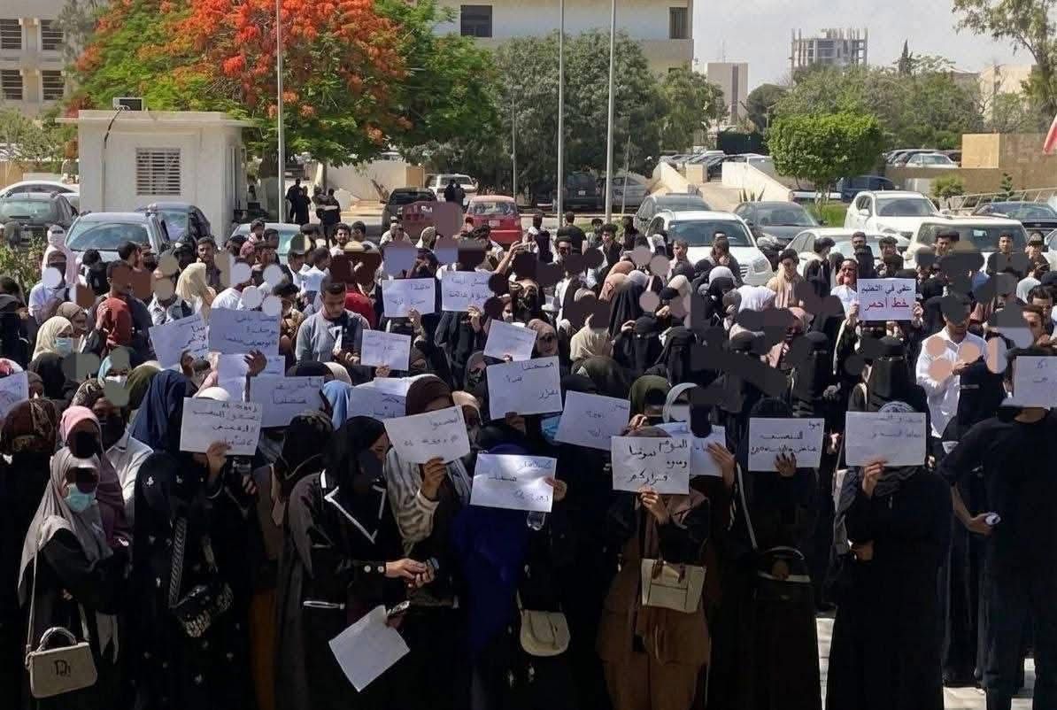 ليبيا – وقفة احتجاجية داخل جامعة طرابلس.. أحد المتظاهرين لـ”عين ليبيا”: نطالب بحقنا في الدراسة ليبيا – وقفة احتجاجية داخل جامعة طرابلس.. أحد المتظاهرين لـ”عين ليبيا”: نطالب بحقنا في الدراسة