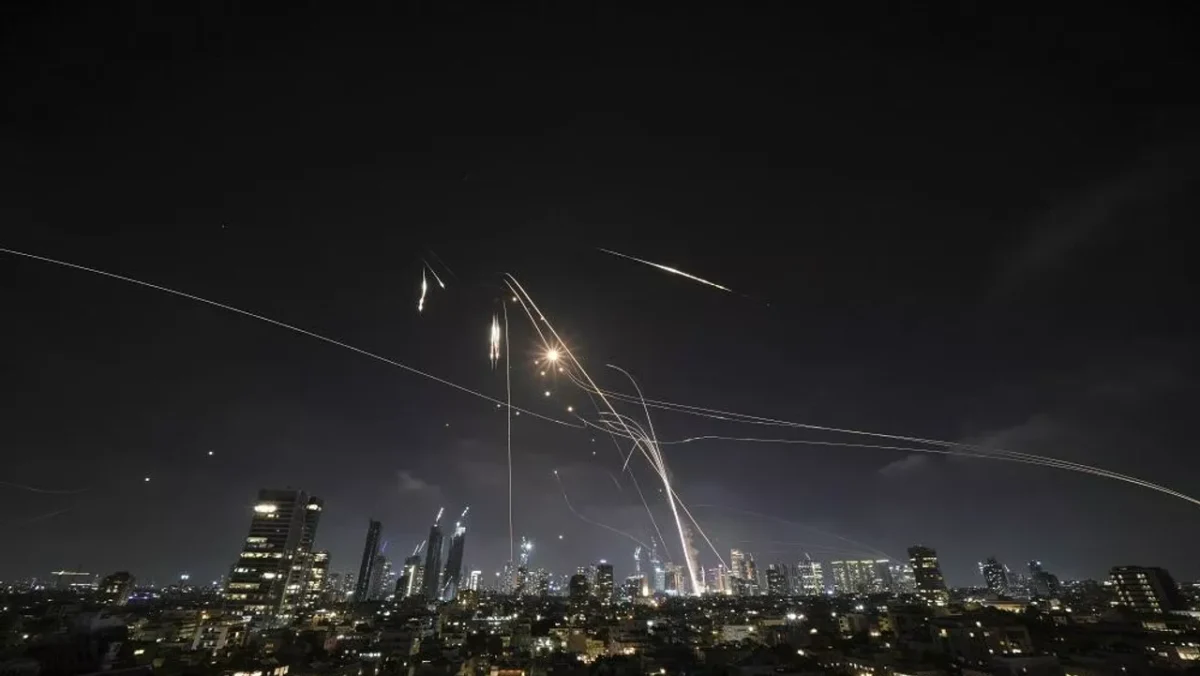 إيران تطلق وابلاً من الصواريخ باتجاه إسرائيل.. ترامب يعلّق: 