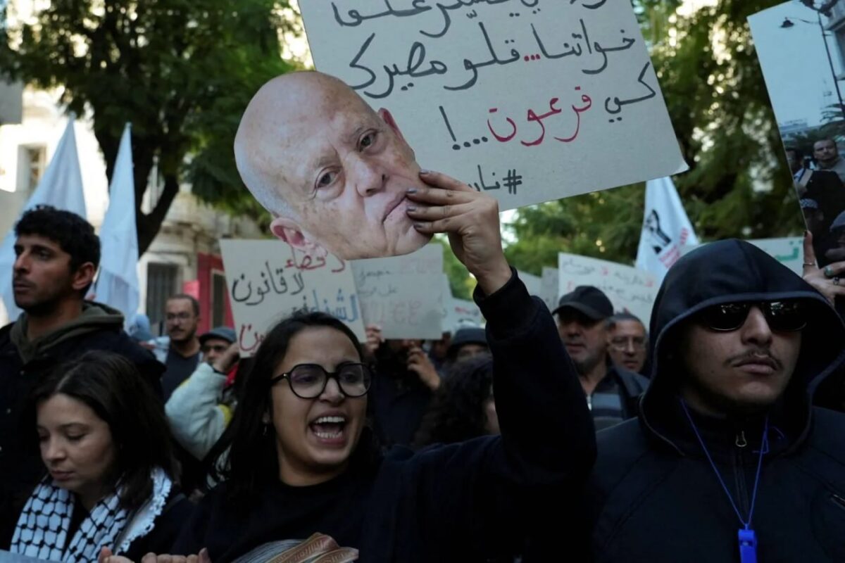 من باريس إلى تونس.. قضية صحافية تعيد ملف الحريات ل